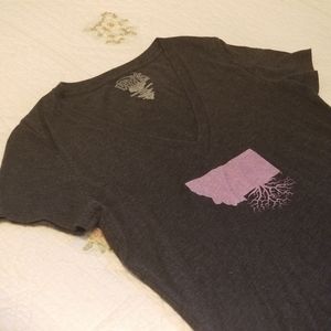 Wear your roots Montana tee shirt v-neck sz M